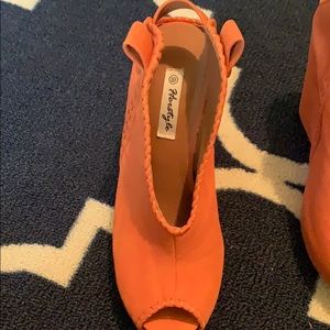 Women’s size 10 orange wedge shoe